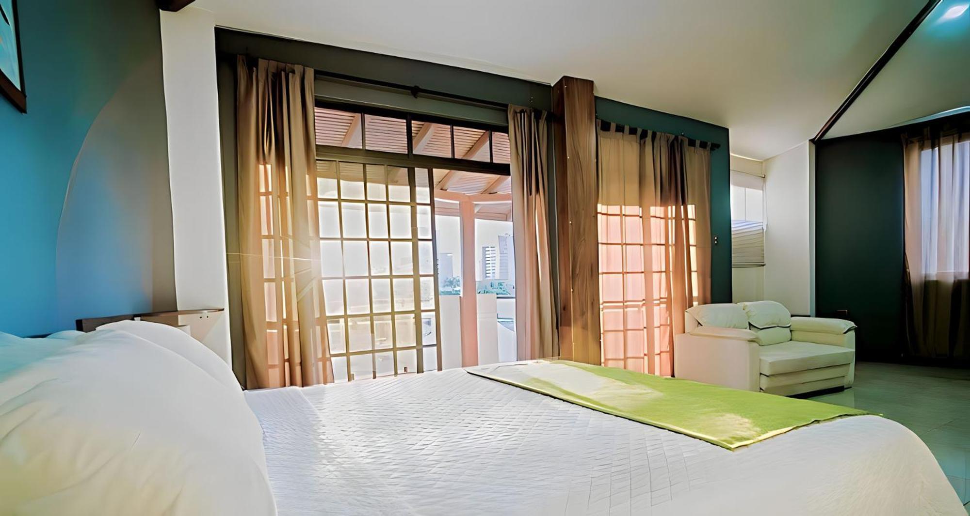 Hotel Manta Beach Madrigal Экстерьер фото